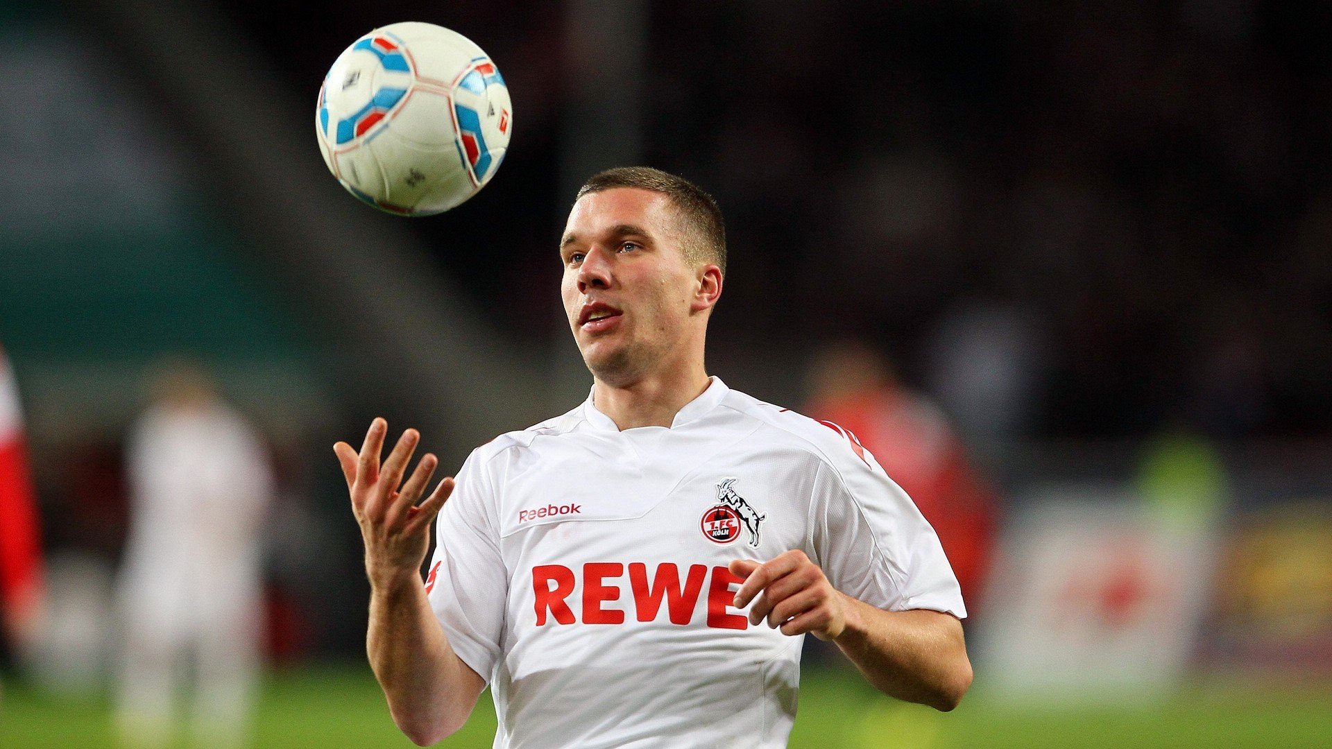 那一刻，亚洲之光燃遍世界，日本足球的奇迹与辛杜的羽球霸主之路